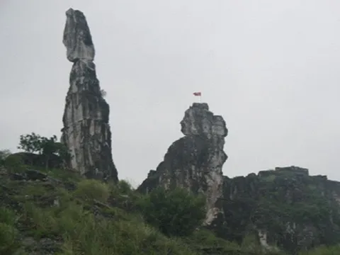 Hòn Vọng Phu ở Thanh Hóa bị sét đánh