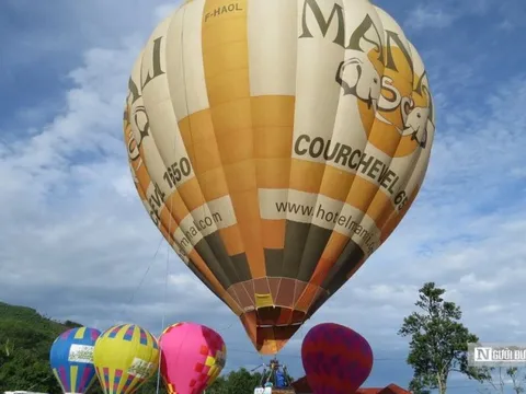 Người dân và du khách thích thú bay trải nghiệm khinh khí cầu, ngắm dù lượn