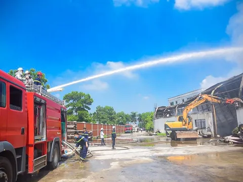 Cháy lớn xưởng rộng gần 5.000 m2 trong khu công nghiệp