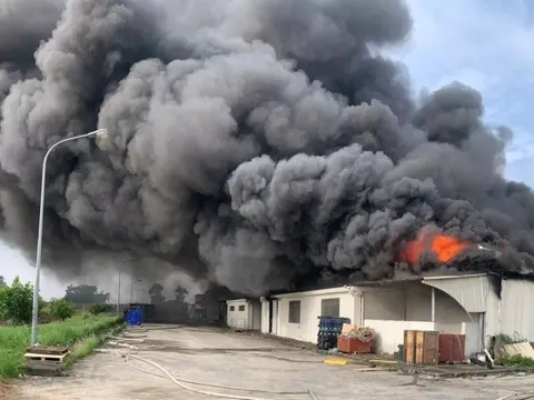 Đang cháy lớn trong Khu công nghiệp Quang Minh ở Hà Nội