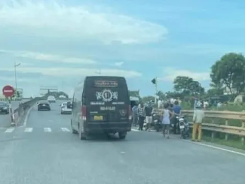 Băng qua đường sắt không rào chắn, 2 mẹ con bị tàu tông tử vong