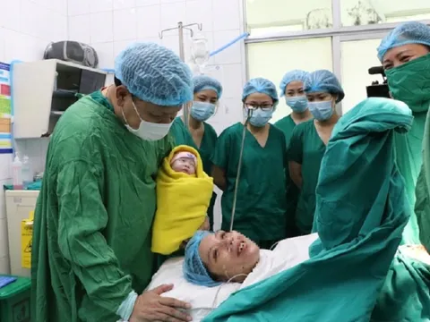 Hy hữu mẹ vỡ tử cung ở tuần thai 26 vẫn sinh con khỏe mạnh