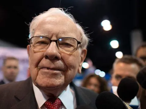 Tỷ phú Warren Buffett nhấn mạnh sai lầm lớn nhất mọi người thường mắc phải: Có tiền nhưng chưa biết dùng đúng cách