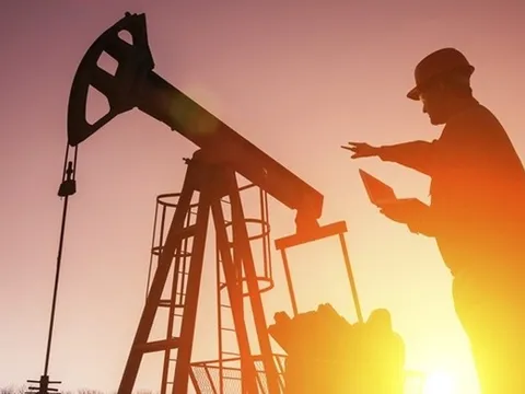 Giá dầu thô lao dốc gần 11% trong tuần, chạm đáy 6 tháng