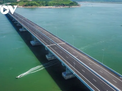 Khung cảnh hùng vĩ quanh cây cầu vượt biển dài nhất Quảng Ninh