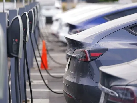 Giá xăng giảm, sự quan tâm đến xe điện cũng giảm theo?