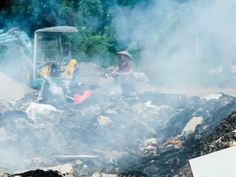 Ảnh: Rác thải bốc mùi, cháy âm ỉ ngày đêm, thôn xóm ở Hà Nội khốn khổ