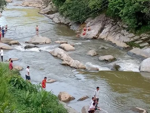 Chụp ảnh check-in, du khách bị rơi xuống suối mất tích