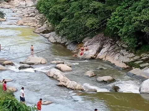 Một du khách bị trượt chân rơi xuống suối mất tích tại Sa Pa