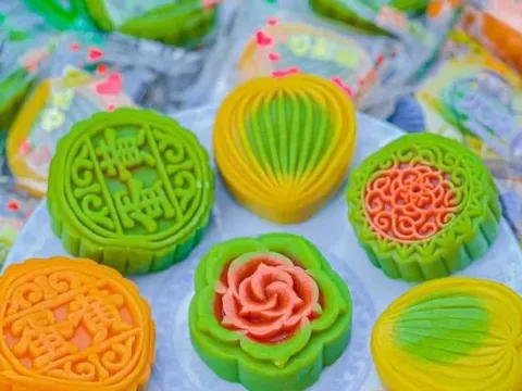 Bánh trung thu 'rẻ hơn mớ rau' bán tràn lan chợ mạng, hạn sử dụng lên tới nửa năm khiến nhiều người ngỡ ngàng