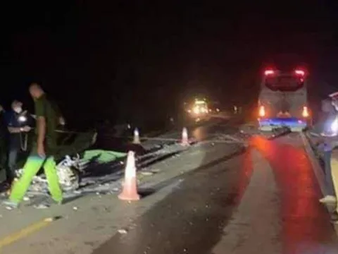 Va chạm kinh hoàng với xe khách, 3 người đi xe máy tử vong