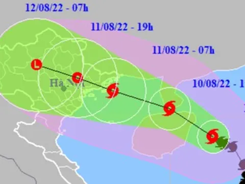 Bão số 2 di chuyển rất nhanh áp sát Bắc Bộ, gây mưa lớn trên diện rộng