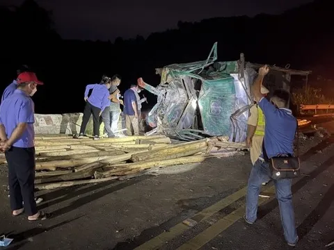 Trắng đêm cứu nạn xe chở keo tràm va chạm với xe máy khiến 4 người chết