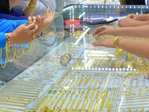 Giá vàng hôm nay 11-8: USD giảm giá rất mạnh, vàng vẫn "bốc hơi"