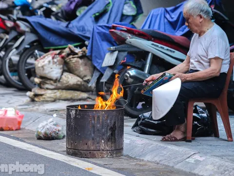 Phố cổ Hà Thành đỏ lửa đốt vàng mã cúng Rằm tháng 7