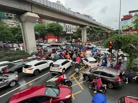 Hà Nội: Nhiều tuyến phố ngập sâu, giao thông ùn tắc, hỗn loạn