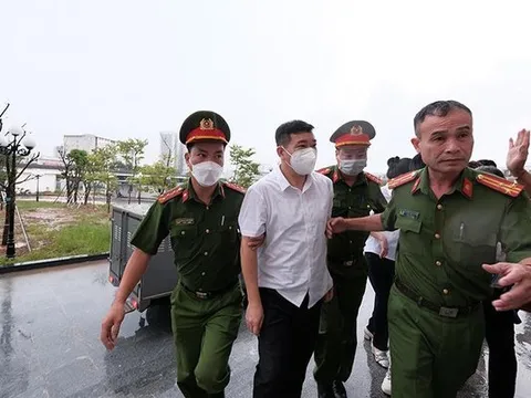 Hình ảnh dẫn giải cựu Đại tá Phùng Anh Lê tới toà