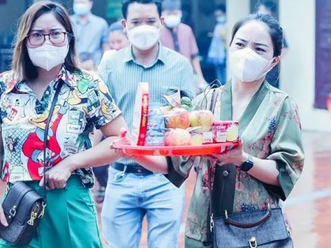 Người dân ''đội mưa'' đi lễ Phủ Tây Hồ ngày Vu Lan