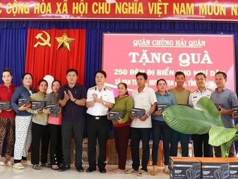 Trao tặng 500 đèn đi biển cho ngư dân tỉnh Khánh Hòa