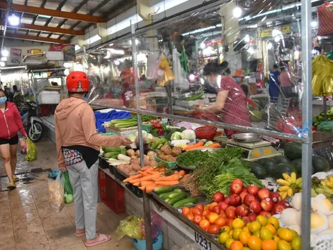 Giá xăng dầu giảm sâu, hàng hóa vẫn neo cao