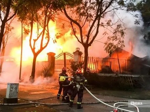 Hà Nội: Cháy lớn biệt thự trong KĐT Pháp Vân, một chiến sĩ bị thương