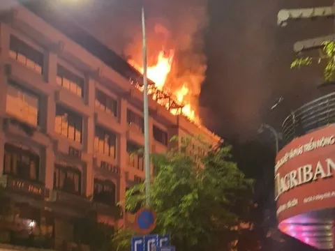 TP HCM: Cháy lớn kèm tiếng nổ trên sân thượng tòa nhà Seaprodex