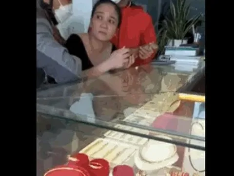 CLIP: Truy bắt kẻ cướp tiệm vàng ở Quảng Nam