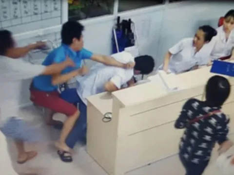 Bác sĩ bị hành hung: Làm sao giữ thầy thuốc ở lại viện công?