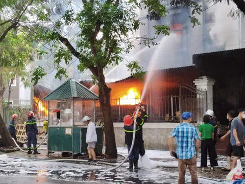 Một cảnh sát PCCC bị bỏng khi chữa cháy tại căn biệt thự