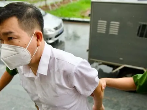 Cựu Đại tá Phùng Anh Lê phủ nhận cầm 110 triệu đồng, mang mẹ ra thề độc