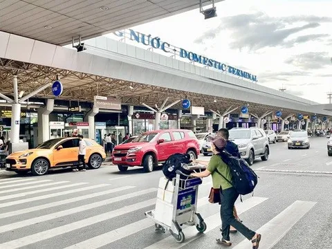 Chuyên gia cho rằng xe buýt phải là phương thức chủ lực để đón khách tại Tân Sơn Nhất