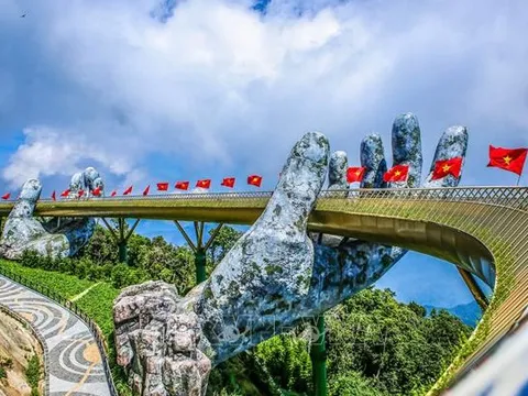 Cầu Vàng tại Việt Nam khiến cả thế giới “phát sốt”: Xuất hiện trong phim nước ngoài, nhận cơn mưa lời khen từ truyền thông quốc tế