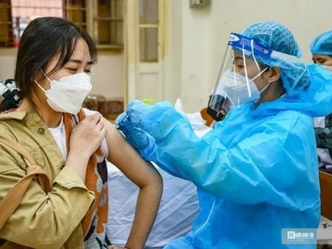 Đi từng ngõ, gõ từng nhà, rà từng người vận động tiêm phòng Covid-19