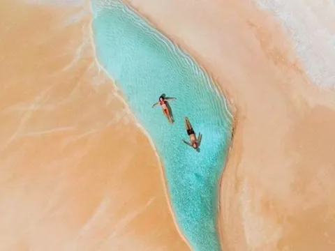 Vùng biển “kỳ cục” nhất thế giới, chỉ 1 người tắm một lần mà khách vẫn xếp hàng tấp nập