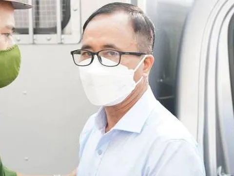 CLIP: Cựu bí thư Bình Dương Trần Văn Nam cùng các đồng phạm bị dẫn giải tới tòa