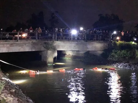 Dắt nhau đi chơi, 2 anh em trượt chân xuống kênh mất tích