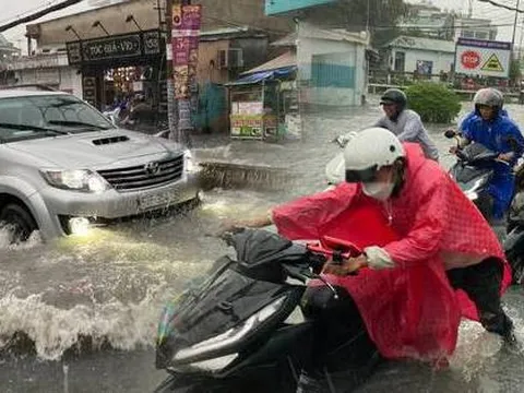 TP.HCM: Mưa lớn kéo dài suốt nhiều giờ gây ngập lụt nghiêm trọng tại các tuyến đường