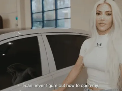 Kim Kardashian không biết mở cửa chiếc Maybach S-Class tùy biến cho riêng mình