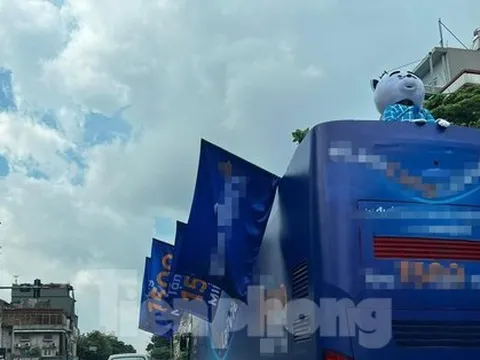 Xe khách trùm kín quảng cáo diễu phố: Sở Văn hóa và CSGT Hà Nội nói gì?