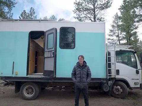 Xe tải làm nhà di động, đủ tiện nghi như nhà nghỉ, có cả giếng trời