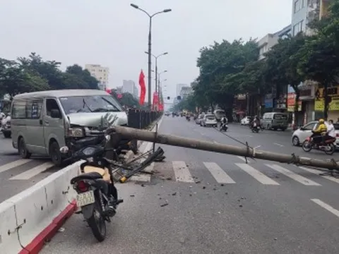 Ô tô đâm gãy cột điện gây ùn tắc trên đường Giải Phóng, Hà Nội