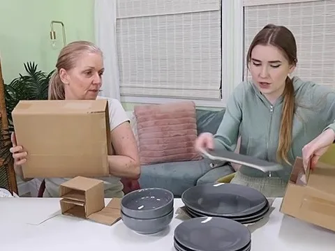 Chi 473 USD mua kiện hàng thất lạc, cô gái nhận về 215 món đồ 'bất ngờ' bên trong