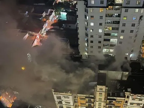 Giải cứu nhiều người mắc kẹt trong vụ cháy chung cư ở Hà Nội