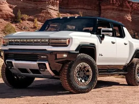 Muốn mua phải đợi 17 năm còn xe 'lướt' đắt gần gấp 3 xe mới, chiếc ô tô điện này có gì mà hot đến vậy?