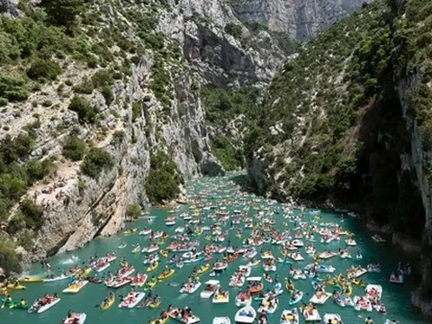 Quá tải du lịch: Những hình ảnh bóc trần hiện thực cay đắng của loạt thắng cảnh "triệu like" vốn mang tiếng là "bình lặng"