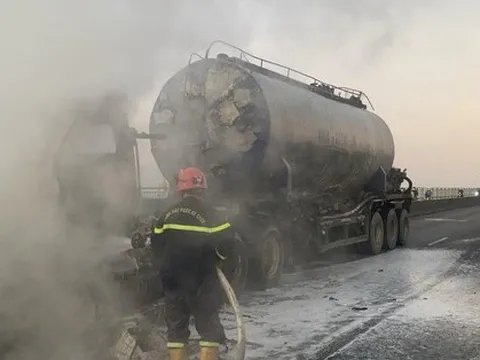 Xe bồn bốc cháy, giao thông qua cầu Phú Mỹ ùn ứ vào sáng đầu tuần