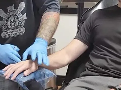 Chủ xe Tesla bỏ gần 10 triệu đồng để cấy luôn khóa vào tay cho tiện