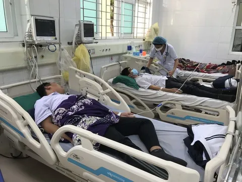Bạn nữ rủ hút thử thuốc lá điện tử, 7 học sinh THPT nhập viện cấp cứu