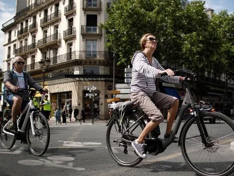 Người Pháp được tặng gần 100 triệu khi đổi xe xăng dầu sang xe đạp điện