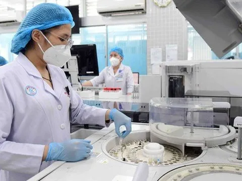 Có loại kim 'lụi' mấy lần trầy trật mới vô da khi mổ